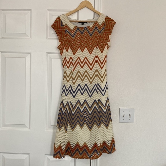 Sharagano Dresses & Skirts - Sharagano crochet NWOT shortsleeved dress in earth tones.
